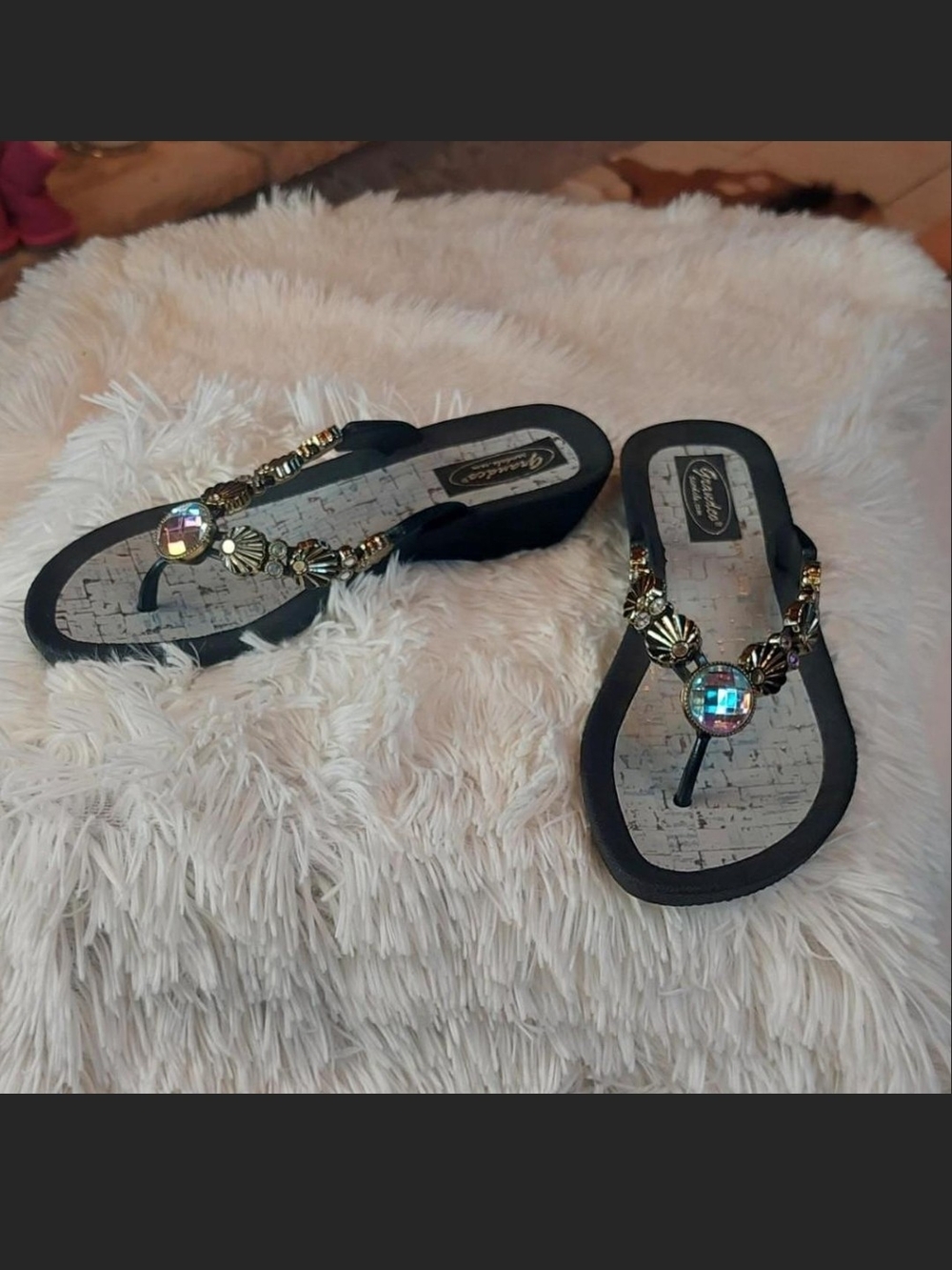 NWOT Grandco Sea Shell V-Thong Jeweled Sandals Black Size 7Brand new, never worn